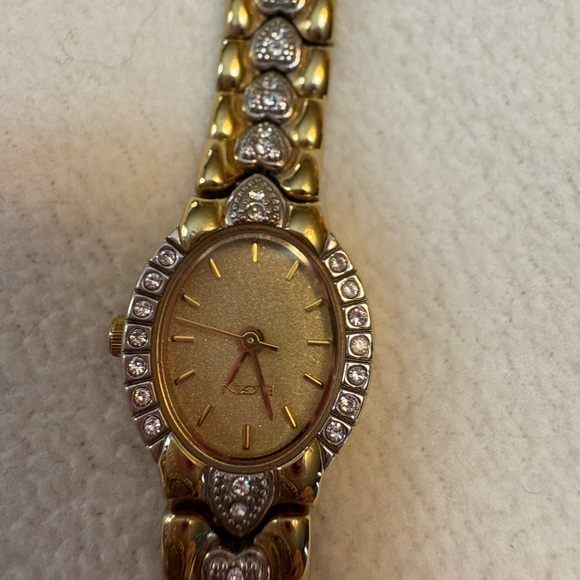 8 inch Elgin Watch
just needs a battery  gold tone - Picture 4 of 8